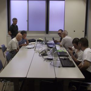 ITボランティア活動写真（組の視覚障害者と支援者がマンツーマンでパソコンの支援）